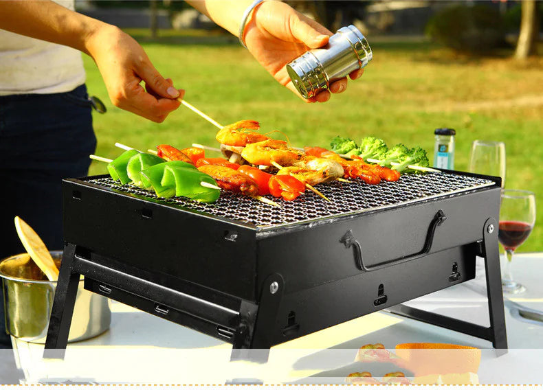 Charcoal grill for outdoor barbecue