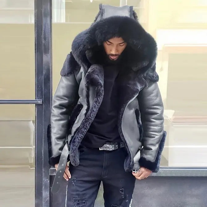 Chaqueta corta con capucha de piel sintética para hombre
