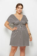 Vestido estampado con escote en V profundo y cintura elástica
