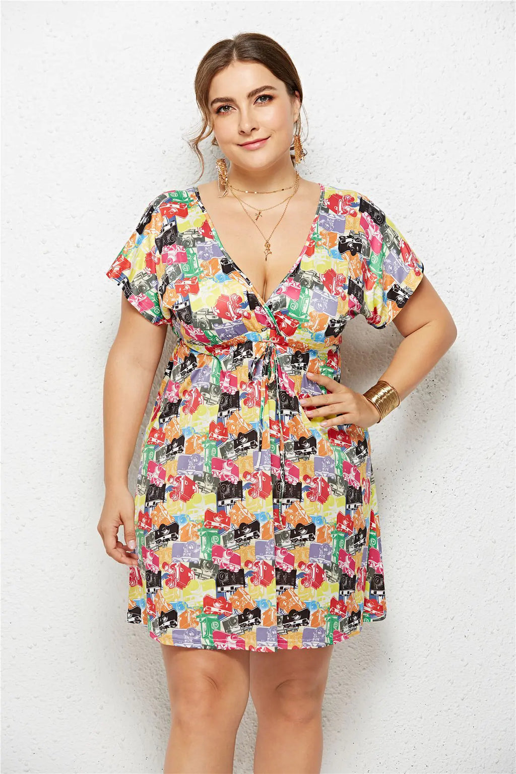 Vestido estampado con escote en V profundo y cintura elástica